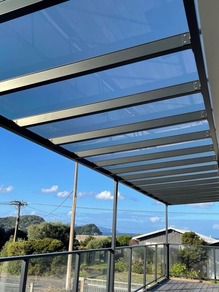 Outdoor Screen Compatibility
As seen in our portfolio, the robust, square-profile frame of the Platinumspan is perfectly designed to integrate seamlessly with Shades Direct custom Outdoor Screens for total wind, rain, and privacy control.