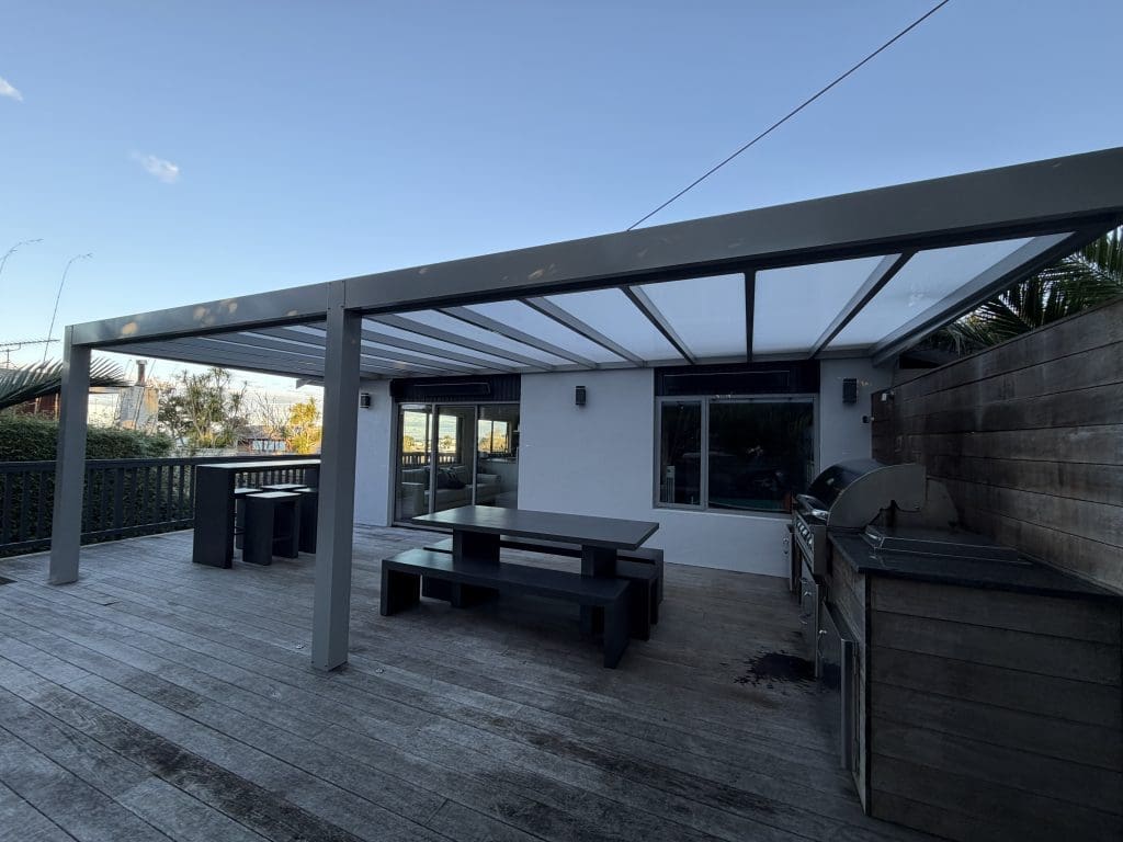 Grand Supports
Supported by robust 150x150mm posts, allowing for wide, open spans of up to 4m between posts.