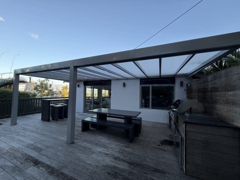 Grand Supports
Supported by robust 150x150mm posts, allowing for wide, open spans of up to 4m between posts.