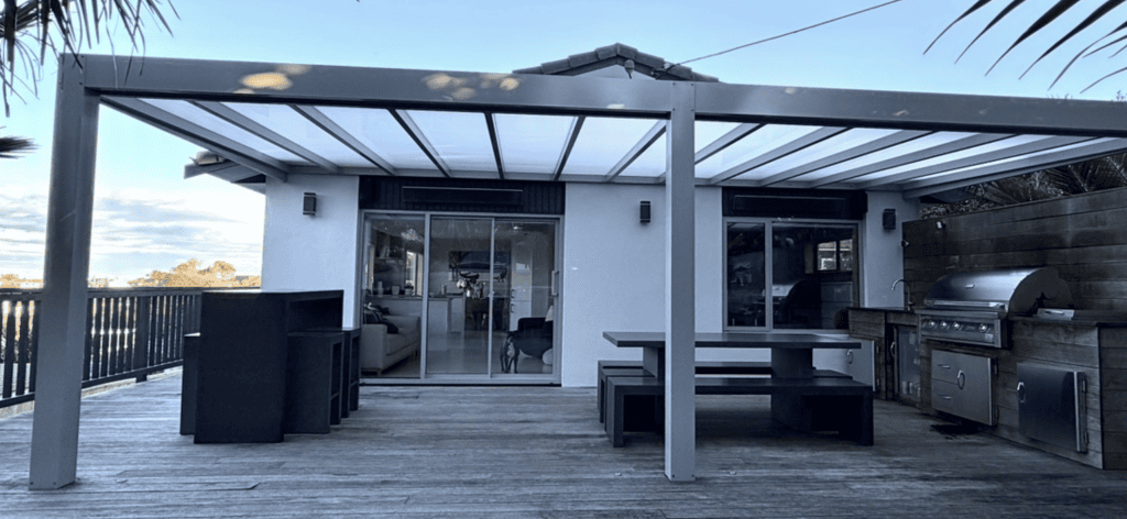 Premium Roofing
Fitted with high-grade 6mm flat sheet polycarbonate roofing. Choose from clear, grey, or diffused tints to perfectly balance natural light, UV protection, and temperature control